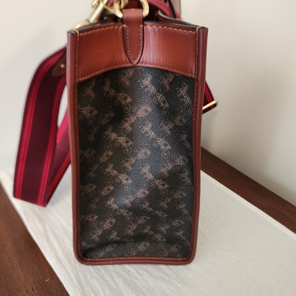 Coach Field Tote 30 in Signature Canvas With Horse and Carriage EUC - Picture 3 of 10